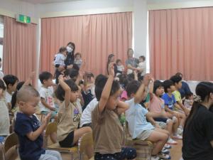 クイズで手を挙げる　4歳児