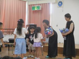 演奏者に花を渡す　5歳児