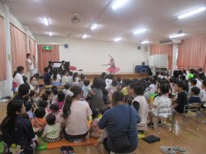 演奏を聴いている　全体後ろ