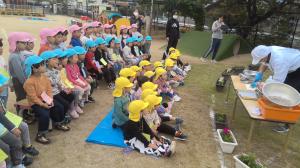 カレー作りを見ている様子