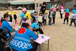 くじを引いている様子