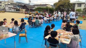カレーを食べている3、4、5歳児