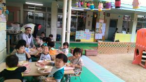 カレーを食べている1歳児