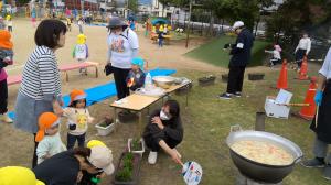 カレー作りを見ている0歳児