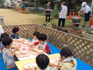 カレーを食べている2歳児