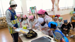 さつまいもクッキングをする5歳児