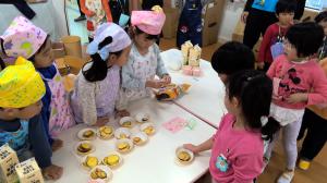 さつまいもを振る舞う5歳児