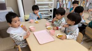 さつまいもの揚げ焼きを食べる　1歳児