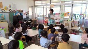 絵本を見ている様子　五歳児