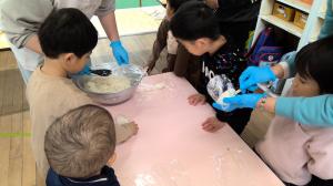 お餅を丸めている様子　四歳児