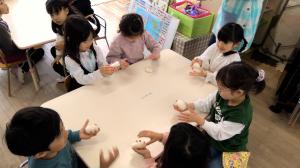 お餅をまるめている様子　五歳児