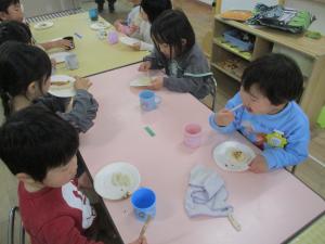 お餅を食べている様子　三歳児