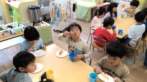 お餅を食べている様子　四歳児