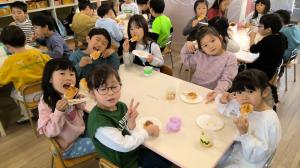 お餅を食べている様子　五歳児