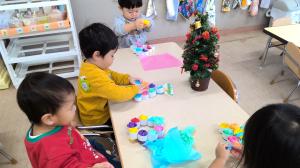 クリスマス制作をしている　1歳児