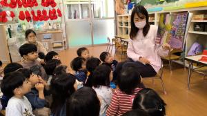 絵本を見ている2歳児