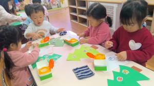 クリスマス制作をしている2歳児