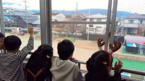 サンタに気付いて大喜び（3）