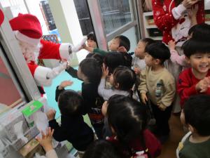 サンタさんとハイタッチ
