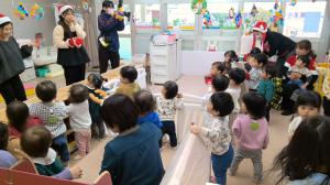 パネルシアターを見る子ども達