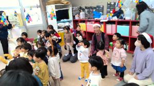 パネルシアターを見る子ども達（2）