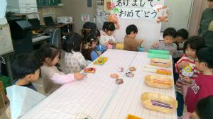 自分の好きなお年玉（おやつ）を選ぶ　3歳児