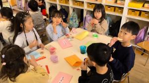 自分で選んだおやつを食べている子どもたち　5歳児