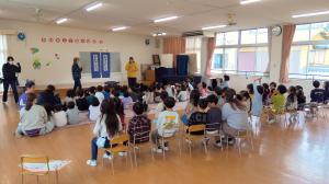 書き初めを見る子どもたち