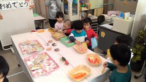 自分の好きなお年玉（おやつ）を選ぶ　4歳児
