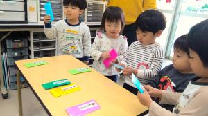 お年玉（オヤツ）を選ぶ2歳児