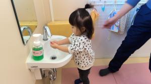 手を洗っている様子　0歳児