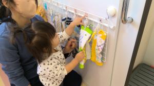 手を拭いている　0歳児