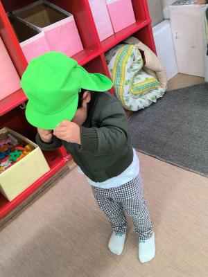 帽子を被る　1歳児