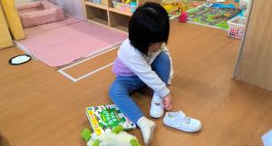 上靴を履く　2歳児