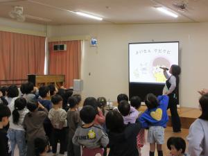 ヤクルト出前授業を聞く　3歳児