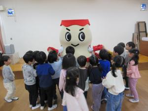 ヤクルトマンと触れ合う　4歳児