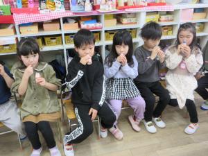 ヤクルトを飲む　5歳児