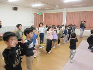 おなか体操を踊る　5歳児