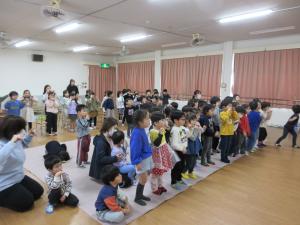 おなか体操を踊る　4歳児