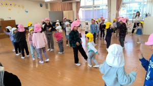 3歳児と5歳児がふれ合い遊びをしている