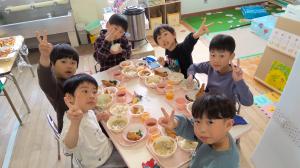 給食を食べている