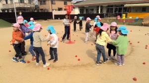 4歳児と5歳児が手をつないで踊っている