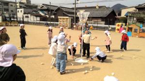 玉入れをしている子どもたち