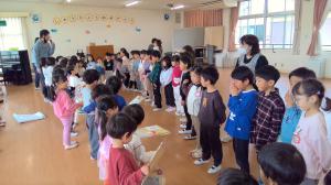年少児が年長児にプレゼントを渡している