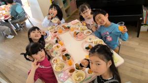 給食を食べている5才児