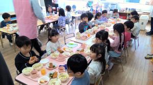 給食を食べている3歳児
