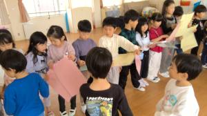 プレゼントをもらっている子どもたち