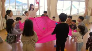 パラバルーンで遊ぶ子ども達