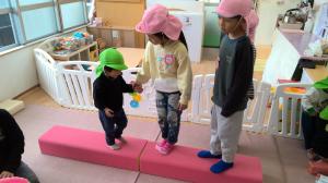 手を繋いで一本橋を渡る子ども達