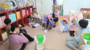 手遊びをする子ども達
